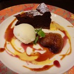 ビストロ ミツ - ガトーショコラ、ヨーグルトシャーベット、イチヂクの赤ワインコンポート