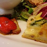ビストロ ミツ - ラタトゥイユにキッシュ、焼き野菜とサラダが乗っています