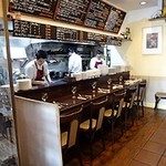 ビストロ ミツ - 厨房では数名が連携して調理しています