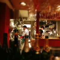 Le Comptoir de シャンパン食堂 - カウンター越しに厨房が見える。美味しく作ってね～