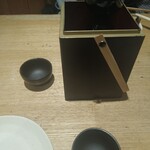 海鮮原始焼 ろば炭魚 - 熱燗の燗酒は、冷めないように保存する容器に入って熱々で登場〜素晴らしい配慮！拍手だぁ〜これからの寒い季節にピッタリ〜♡