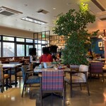 パイ ホリック - 席間は結構詰まってて窮屈感あり