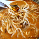 餃子荘いつから だるまや - ラー油投入～♪