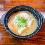 Hakata Izakaya Nanchikanchi - 『炊き餃子』（たき ぎょうざ）
      
      「焼き」でもなく「水」でもなく「炊き」！
      鶏と豚骨のスープ餃子です。
      
      あっさり豚骨に鶏の旨みが出たスープを楽しめます。
      これにモチモチの餃子が入って、食べ応え抜群！
      当店では、人気№１の商品です。