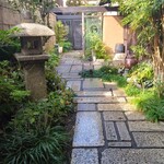 近江肉せんなり亭 伽羅 - 雰囲気のあるアプローチ