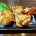 博多居酒屋 なんちかんち - 『柏木商店のから揚げ』

福岡県田川市の老舗 惣菜屋 柏木商店。
鶏のから揚げが有名で、それだけを買う方が殆どです。

九州のから揚げと言えば、中津から揚げが有名ですが、
田川のから揚げも負けてないんです！
鶏本来の味を生かした味付けと、薄い衣は、
他の地域にない独特な味わいになっています。