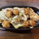 Hakata Izakaya Nanchikanchi - 『つちのこ ホルモン鉄板』
      予約の取れない福岡・田川の居酒屋「つちのこ」
      昨年惜しまれつつ閉店し、割烹屋へと進化されました。
      その割烹「くらしき」も現在、予約が取れないお店です。
      
      その「つちのこ」のホルモン鉄板が店主が大好物で、
      特別にレシピを教わって、再現しました。
      甘めの味噌味に仕立ててあります。