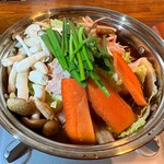 Hakata Izakaya Nanchikanchi - 『山賊鍋』
      
      秘伝の味噌仕立てのスープに特製ミンチの組み合わせが絶品で、
      鶏・豚肉、野菜を煮込んだスープに、マロニーが合います！
      締めには、こちらもうどんを投入。
      最初はあっさりとした味わいなのですが、煮込んでいくと
      どんどんコクが増していきます。
      この味は、言葉では表せないので、いっぺん食べてみんしゃい！東海地区で食べれるのは当店だけ！