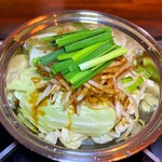 Hakata Izakaya Nanchikanchi - 『田川ホルモン鍋』
      
      もつ鍋と違いスープが無く、タレと野菜の水分だけで
      煮込んでいきます。
      ご提供時は野菜が山盛りですが、煮込んでいくうちに
      これが段々下がっていきます。
      ホルモン・野菜を少し残して、うどんを導入！
      その旨みが出たスープをうどんが吸ってくれます。