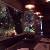 韻松亭 - 店内からお庭を眺める