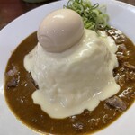 Motomachi Doori Sanchoume - 神戸キーマカレー＋とろとろ煮たまご＋特製ホワイトチーズ（アップ）