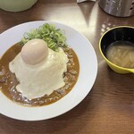 元町通り3丁目 - 神戸キーマカレー＋とろとろ煮たまご＋特製ホワイトチーズ（スープ付き）