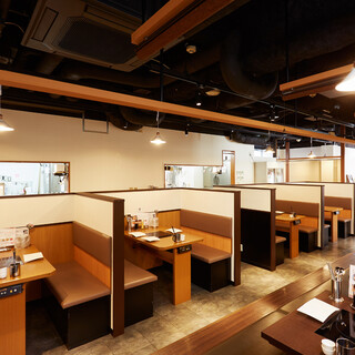 Enjoy a fun meal surrounded by K-POP in a semi-private box seat♪