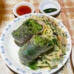 Ajian Kicchin Karau Ma - 野菜たっぷり生春巻き　ロースハムと茹で海老入り　右上は青唐辛子