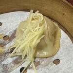 上海富春小籠 - 小籠包に生姜を乗せる