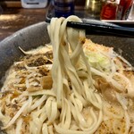 麺や 蒼 - 二郎みたいなワシワシ麺　海老香るが若干味が薄かったかな　チャーシューほろほろで美味し！