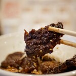 東京カルビ - やや硬めながら噛みしめるとタレの濃い味が身のあぶらに響かせる一口。