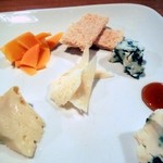 アシェット - ４種。クラッカーとひまわりのはちみつ付き。