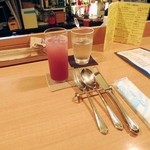 アシェット - テーブル風景。途中、シェフにノンアルカクテルをつくっていただきました。