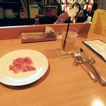 アシェット - テーブル風景。ドリンクはジンジャーエールにしました。