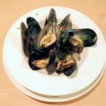 アシェット - 活ムール貝のワイン蒸し。