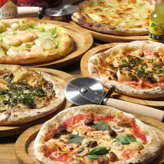 More than 10 types of oven-baked pizzas starting from 500 yen