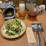 Aux Delices de Dodine - サラダとパンの配膳時