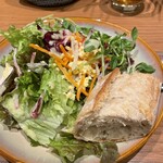 Aux Delices de Dodine - サラダ＋パン