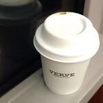 ヴァーヴ コーヒー ロースターズ - 蓋も紙製。環境に配慮している感じです。