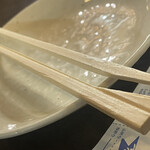 焼きもの家 慶 - こんな割れ方をしてしまう割り箸を丁寧に個包装するのはコストの掛け方が間違っている。