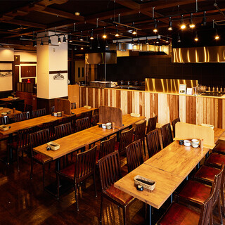 Equipped with large and small private rooms and semi-private rooms♪ A retro-modern space with a Yokocho theme.