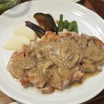 キッチン ブルー グローブ - 三元豚ロースソテーのアップ、大きいですね！