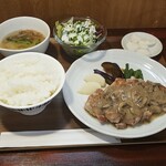 キッチン ブルー グローブ - 三元豚ロースソテー　ポルチーニとマッシュルームのソース