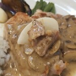 キッチン ブルー グローブ - 備え付け野菜のカブにもソースを絡めます