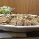 キッチン ブルー グローブ - 横からの三元豚ロースソテー