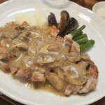 キッチン ブルー グローブ - 反対側から、ポルチーニとマッシュルームのソースはたっぷり！？