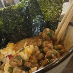 焼きもの家 慶 - ヒラメと納豆と卵と海苔とネギとご飯、アミノ酸と炭水化物とビタミンとミネラルのオーケストラ。原理的にこれを人間が旨いと感じない理由がない。