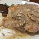 キッチン ブルー グローブ - 山盛りなソース、茸系のソースは美味いです！