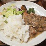 キッチン ブルー グローブ - 二度目のご飯乗せ、サラダ、お新香も乗せます