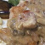 キッチン ブルー グローブ - ポルチーニとマッシュルームソースの中にも、肉が入っていました！？