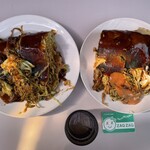 ジャンボお好み焼 みゆき - みゆきモダン¥850  を２皿に分けていただいたもの(でかい)