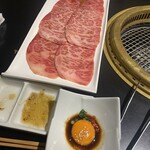 焼肉　福々 - 残った卵の使い方を考えよう。本命はライスにオン