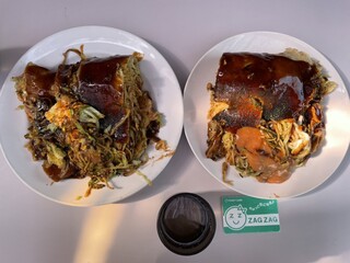 Jambo Okonomiyaki Miyuki - みゆきモダン¥850  を２皿に分けていただいたもの(でかい)