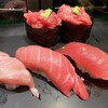 立喰い寿司 ひなと丸 - 鮪三種盛りと中落ち軍艦