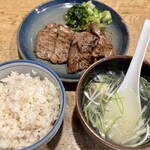 Shodai Gyuu Tan Akabee - 牛タンと豚タンの合盛り定食(中)  　　¥ 1,540