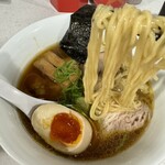 ラーメン星印 - 完璧な半熟卵とストレートでコシのある麺