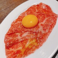 焼肉 じゅん - 友三角の霜降りユッケ。三枚ほど重なっておりすぐ。卵黄で和えていただきました