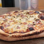 トリワイン ＰＩＫＯＳＨＨＨＵ - ピザ１枚目