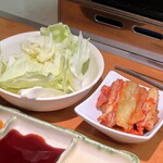 焼肉やっちゃん - キャベツと白菜キムチ