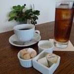 トラットリア ルンガルノ - アイスティーとホットコーヒー